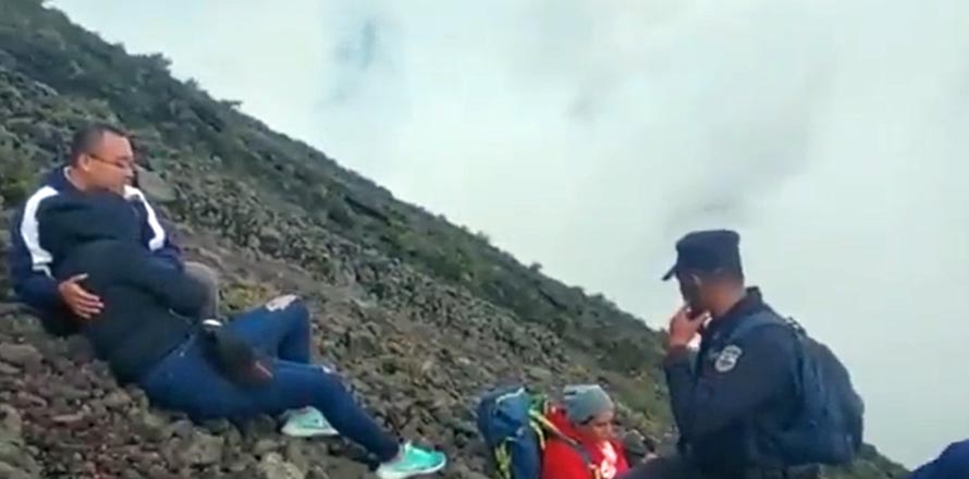 Localizan con vida a cuatro turistas que se habían extraviado cuando escalaban el volcán de Izalco