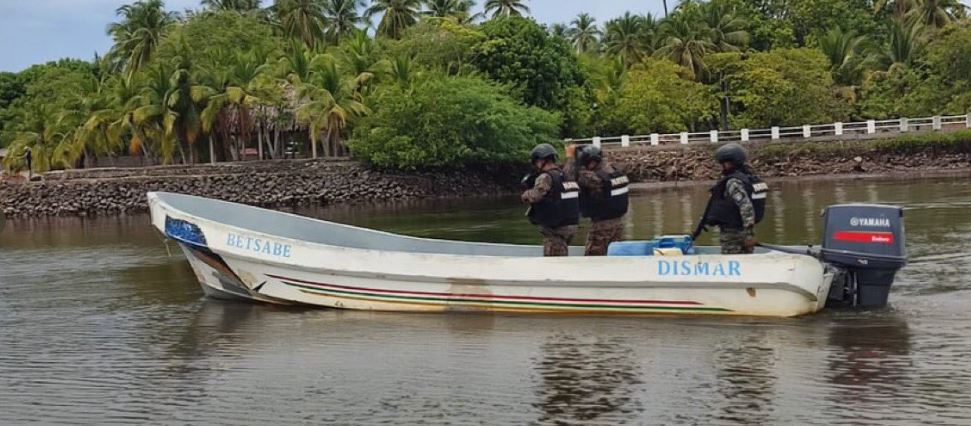 Buscan a persona que cayó al estero tras recibir una descarga eléctrica en muelle de un hotel de la Costa del Sol