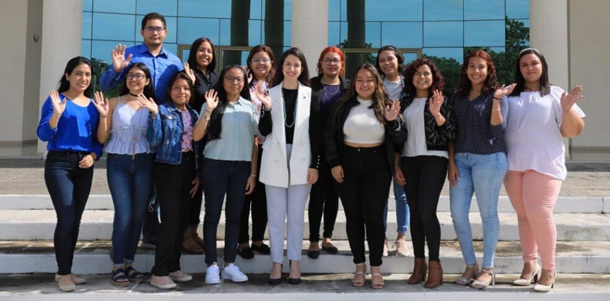 Jóvenes salvadoreños reciben becas universitarias para especializarse en Alemania