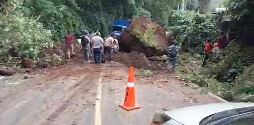 Se reporta desprendimiento de tierra sobre la carretera que de Santa Ana conduce hacia Sonsonate