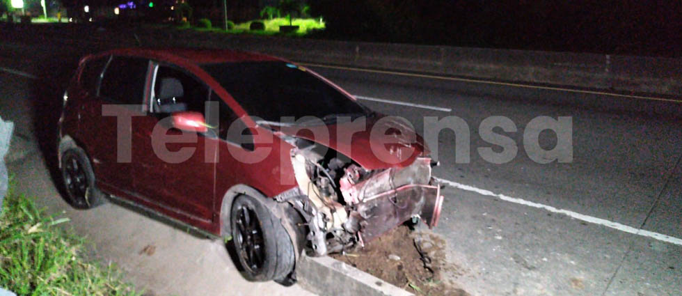 Joven conductor acaba en el hospital tras accidente de tránsito provocado por una rastra