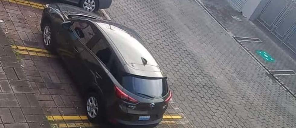Viralizan imagen de conductor por estacionar «mal» su automóvil