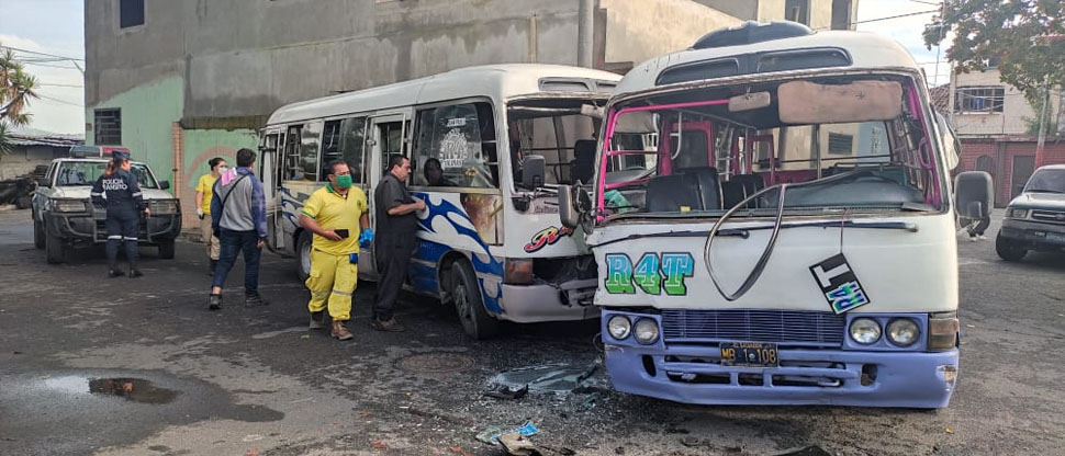 Aparatoso choque entre microbuses que disputaban la vía deja cinco heridos en Ciudad Delgado