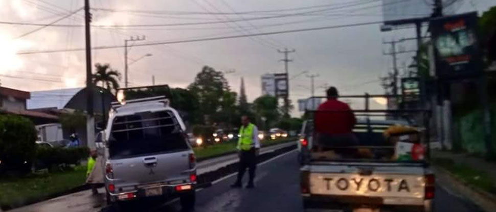Automovilista pierde el control de su vehículo y termina empotrado en separadores del SITRAMSS