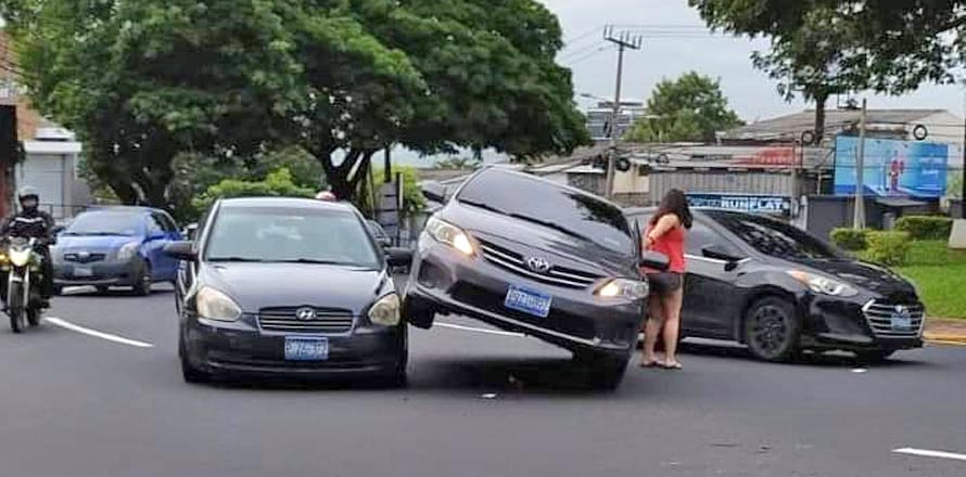 Mala maniobra provoca accidente al interior de una rotonda en San Salvador