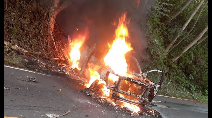 Carro arde en llamas en calle al volcán de San Salvador esta mañana | FOTOS