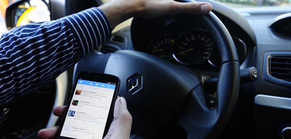 Conducir usando el celular es la esquela más impuesta a los salvadoreños