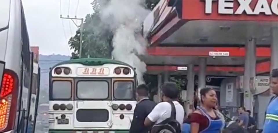 Busero busca ayuda en gasolinera al notar que la unidad agarraba fuego