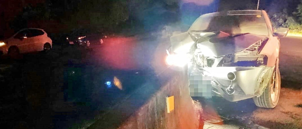 Joven choca su lujosa camioneta contra un separador en la carretera a San Juan Opico ￼