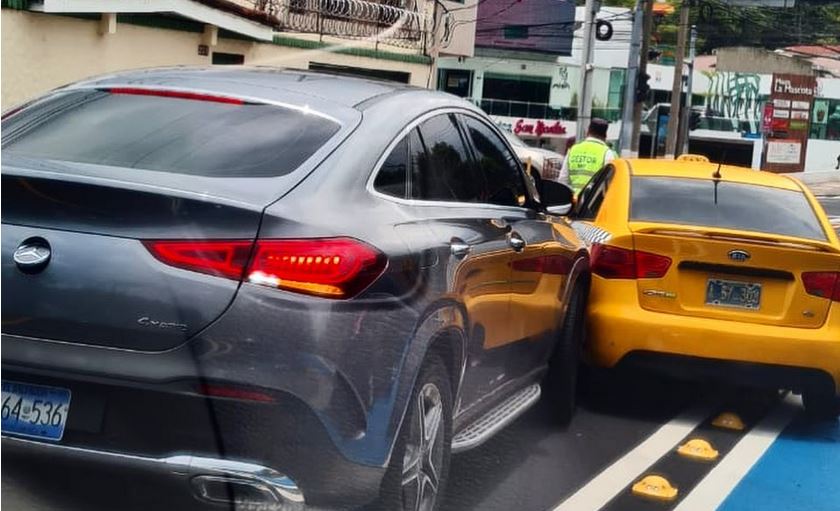 Taxista choca con un Mercedes Benz en colonia Escalón, San Salvador | FOTOS