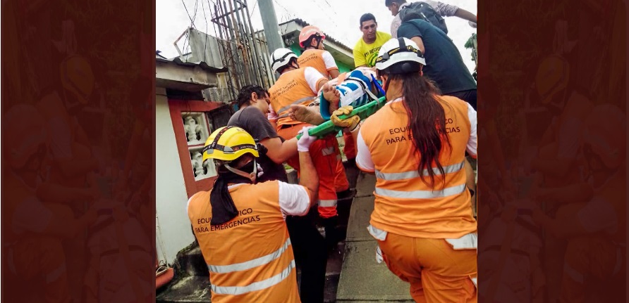 Mujer cae de un puente en San Salvador y termina en el hospital