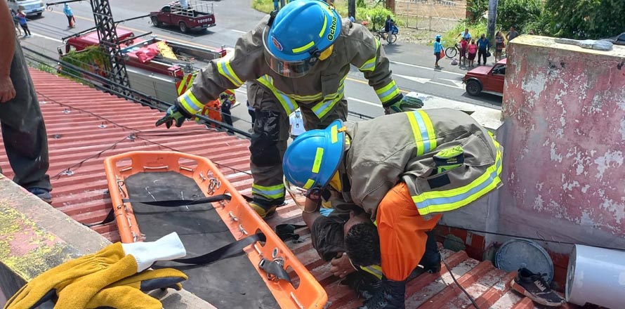 Rescatan a obrero que recibió una descarga eléctrica cuando realizaba trabajos de mantenimiento