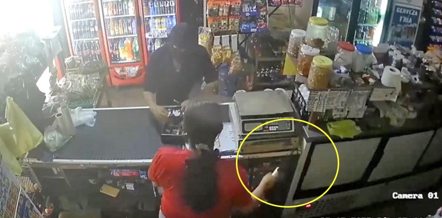 Cajera de una tienda le clava un cuchillo en la cara a asaltante