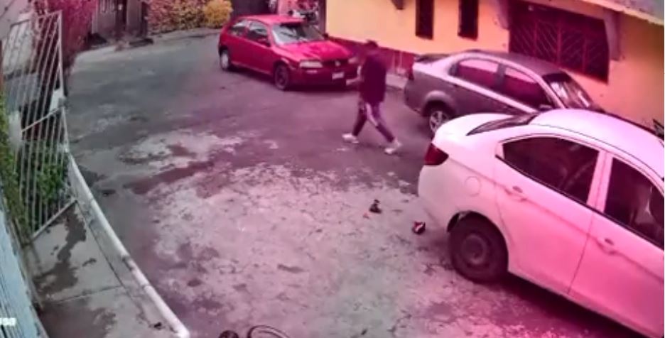 Ante un descuido de sus padres, conductor arrolla a un niño cuando retrocede | VIDEO