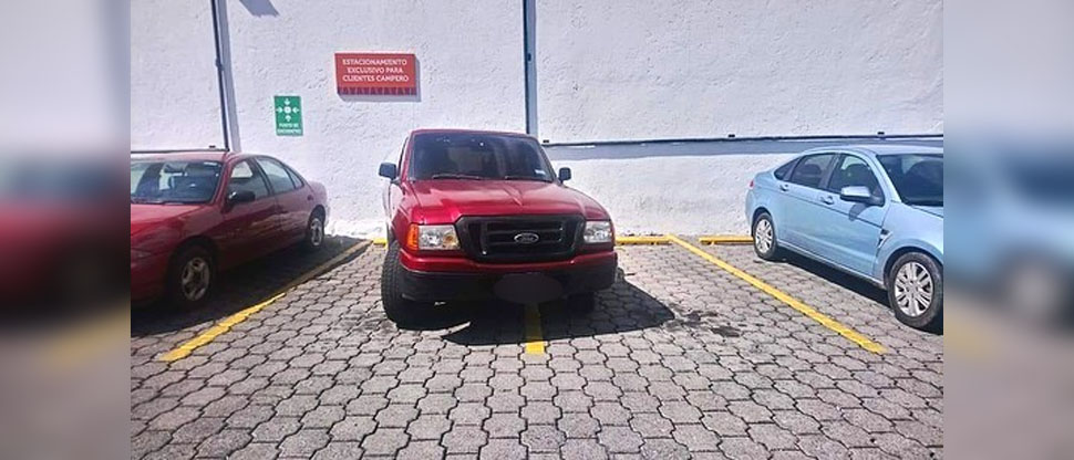 Usuarios de redes sociales exhiben a conductor de pick up por su “destreza” para estacionarse 