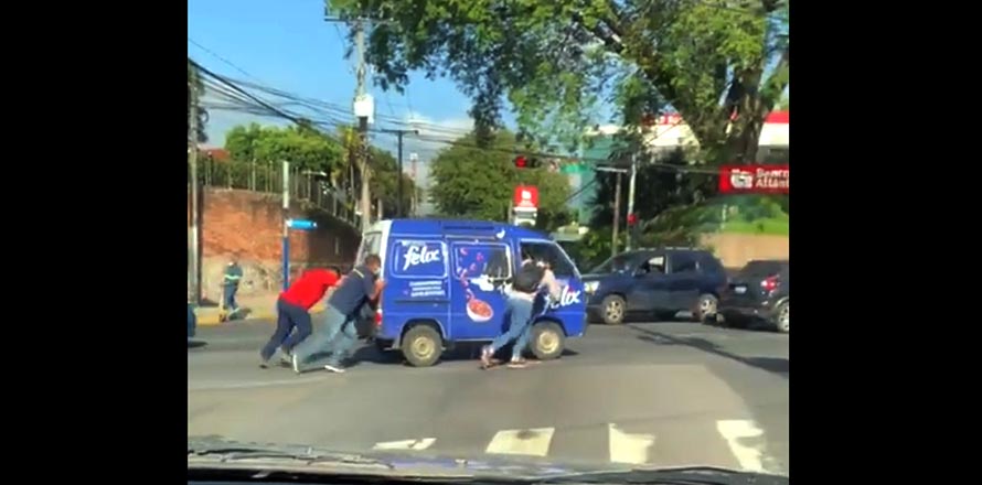 Empatía | Jóvenes echan una mano a conductor quedado en pleno tráfico