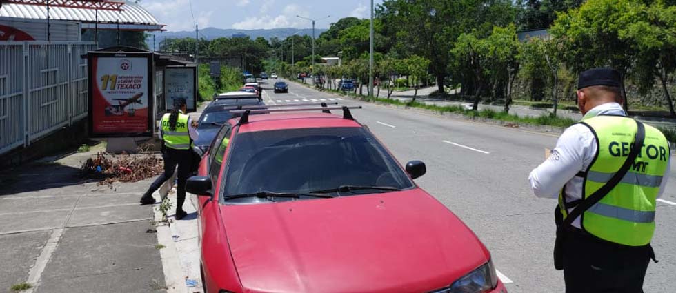 Multan a automovilistas por estacionarse en eje preferencial o acera peatonal en San Salvador