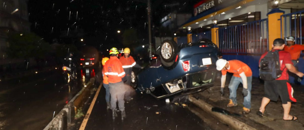 Conductor pierde el control de su automóvil y vuelca en la Alameda Juan Pablo II