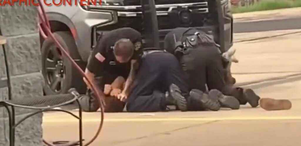 Suspenden a tres policías de Arkansas tras propinar una brutal paliza a detenido
