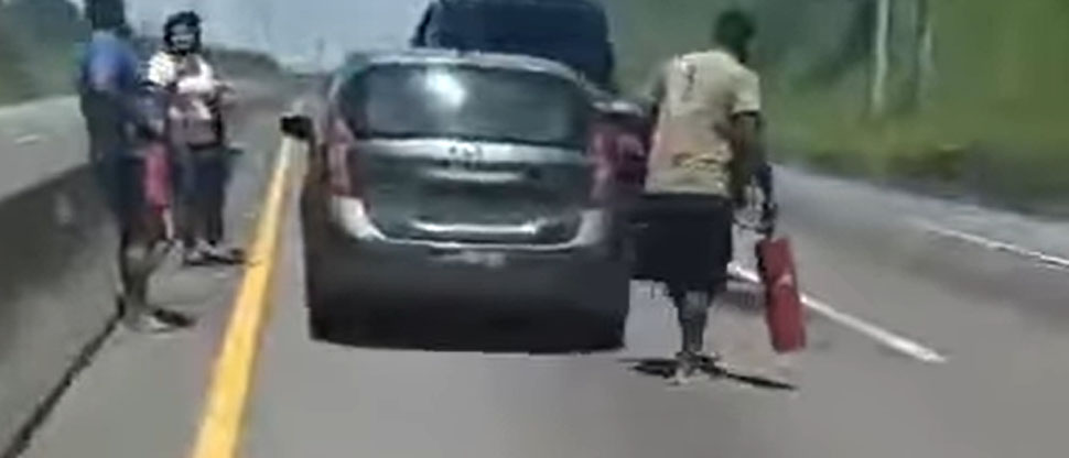 Traileros apagan un incendio tras choque entre automóvil y camión en la carretera de Oro