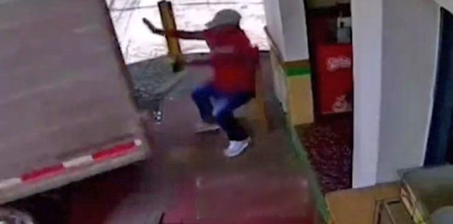 ¡Vivo de milagro! Hombre resulta con lesiones leves tras ser atropellado por un camión