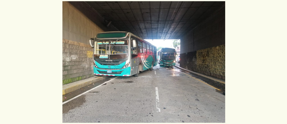 Reporta choque entre autobuses de la ruta 52 sobre la avenida Roosevelt