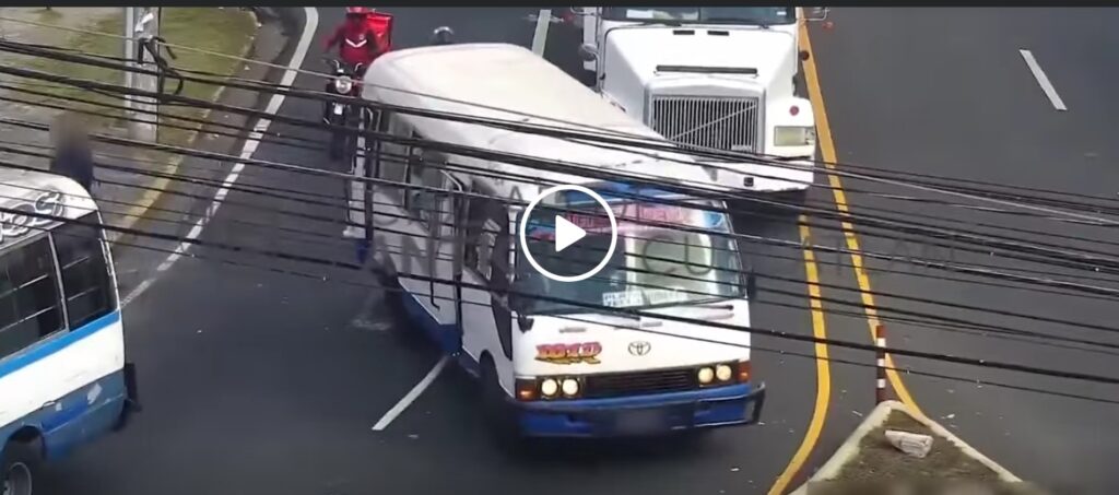 Microbusero intenta atropellar a sujeto que le reclamó a media calle |VIDEO