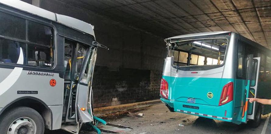 “Venía peleando con el motorista de atrás”; pasajera narra cómo sucedió el accidente entre dos buses