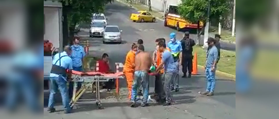 Auxilian a pasajera que se cayó de un autobús cerca de la Universidad de El Salvador