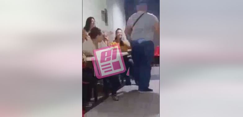 Sujeto de gran tamaño discute y da una cachetada a una mujer en San Salvador | VIDEO