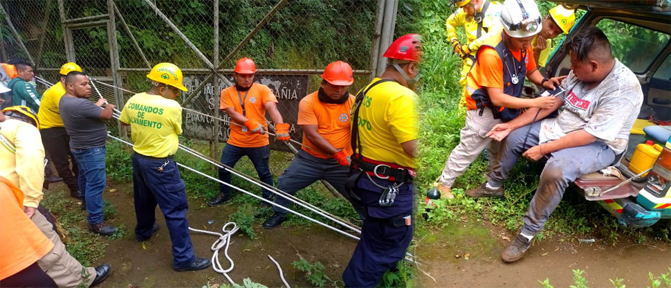 Rescatan a joven que cayó al fondo de un barranco en Los Chorros de La Calera