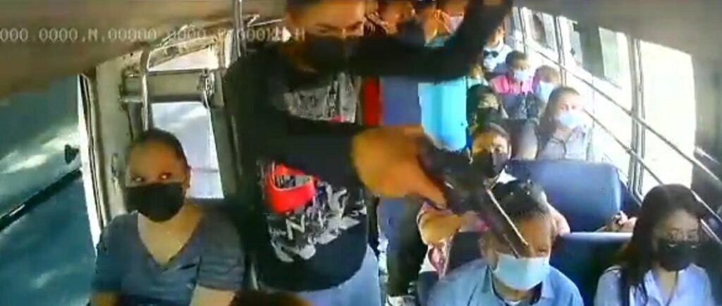 20 años de prisión para asaltantes de la ruta 45 AB captados en video en Apopa