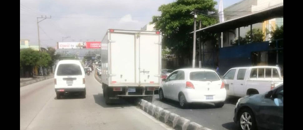 Camión se empotra en los separadores del SITRAMSS frente a la alcaldía de San Salvador