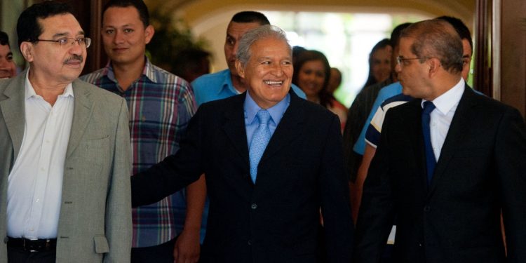 Inicia audiencia contra Sánchez Cerén y otras 17 personas por desviar $183.8 millones de fondos públicos