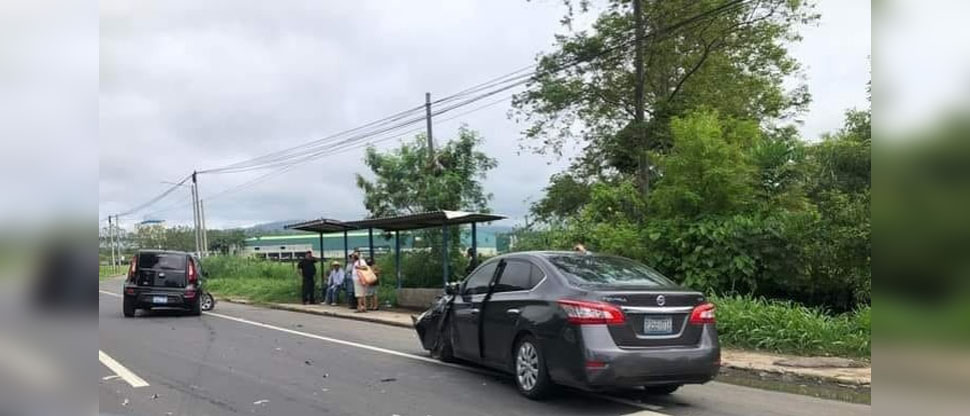 Automóviles particulares protagonizan fuerte choque en la zona franca de Ciudad Arce
