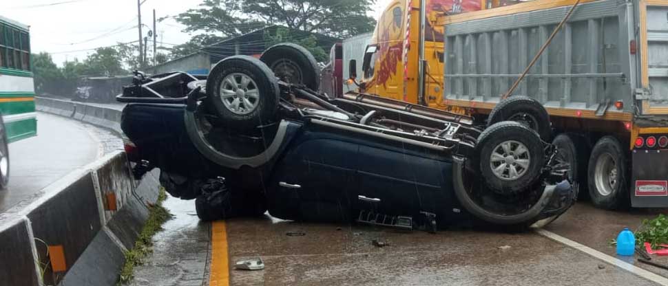 Conductor pierde el control de su vehículo y termina volcado sobre carretera al Puerto de La Libertad