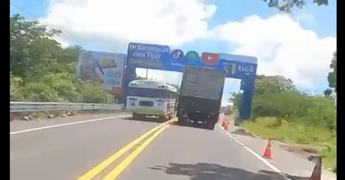 Busero hace sacados a otros carros tras circular en sentido contrario en San Miguel | VIDEO