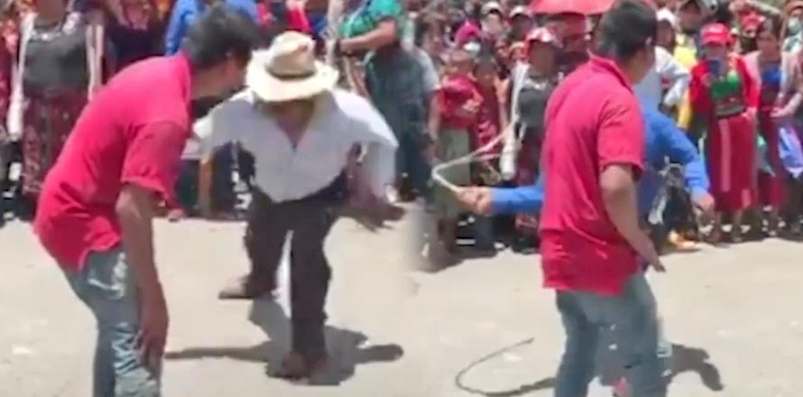 Por ladrón: Pobladores azotan a un sujeto acusado de robar en el mercado
