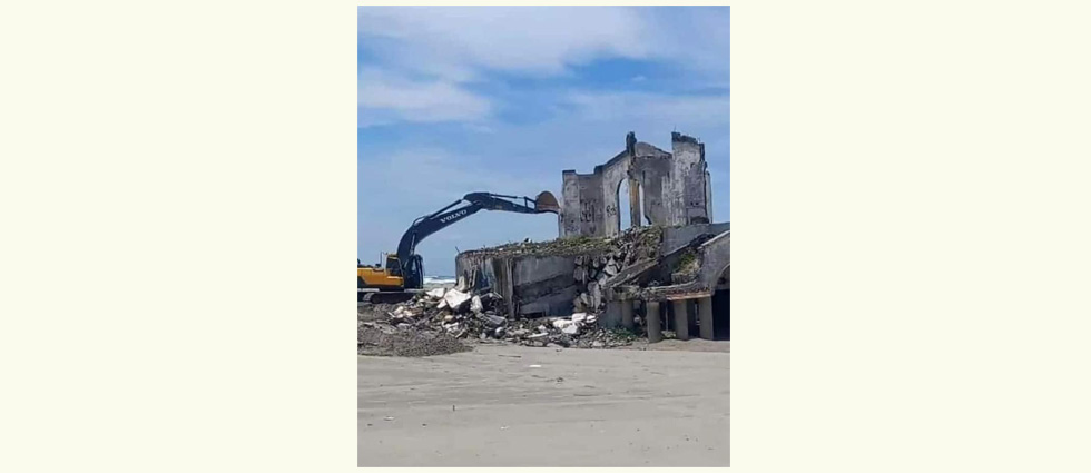 Demuelen la enigmática casa abandonada en playa La Puntilla que se convirtió en un atracción para turistas