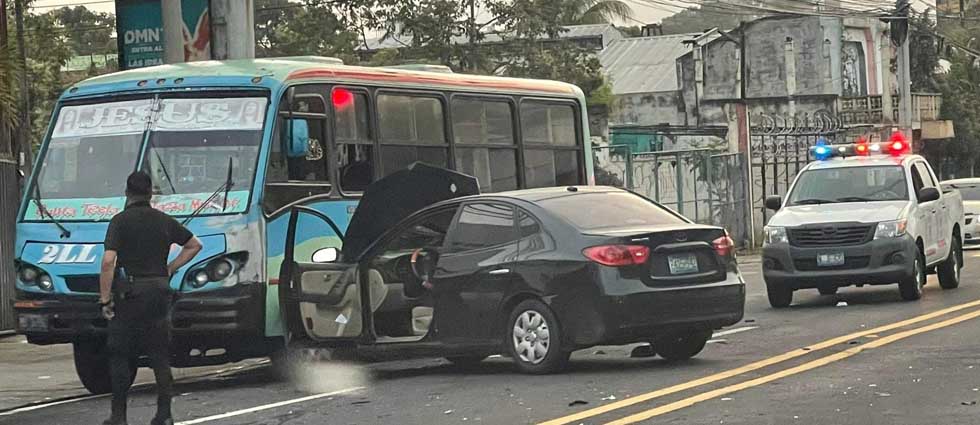 Automovilista acaba en el hospital tras accidente de tránsito en Santa Tecla