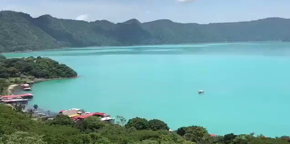 Lago de Coatepeque vuelve a vestirse de color turquesa