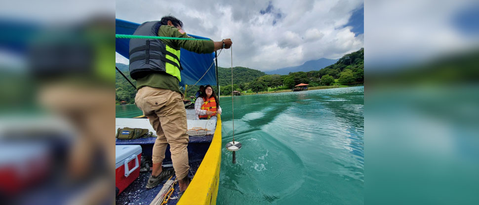 Científicos de la Universidad de El Salvador miden concentración de microalgas en el lago de Coatepeque