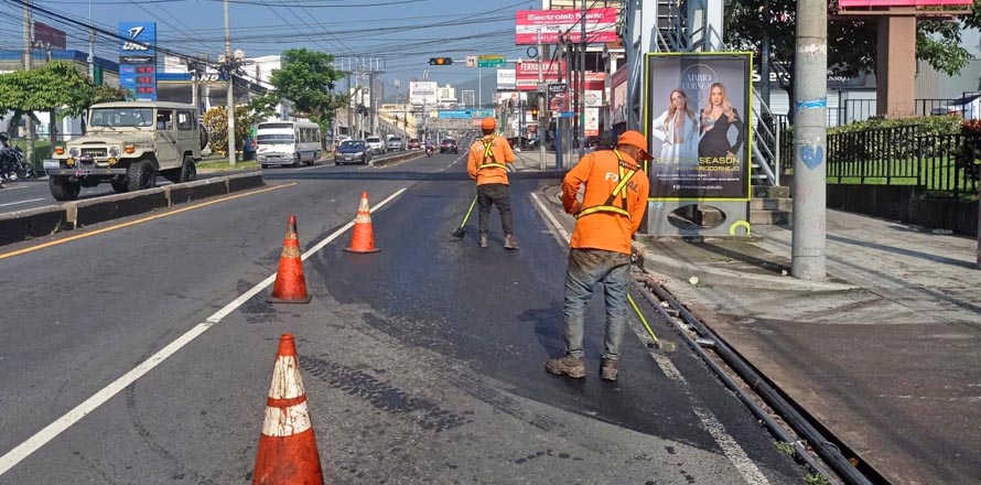 Recomiendan precaución por derrame de aceite en Paseo Escalón