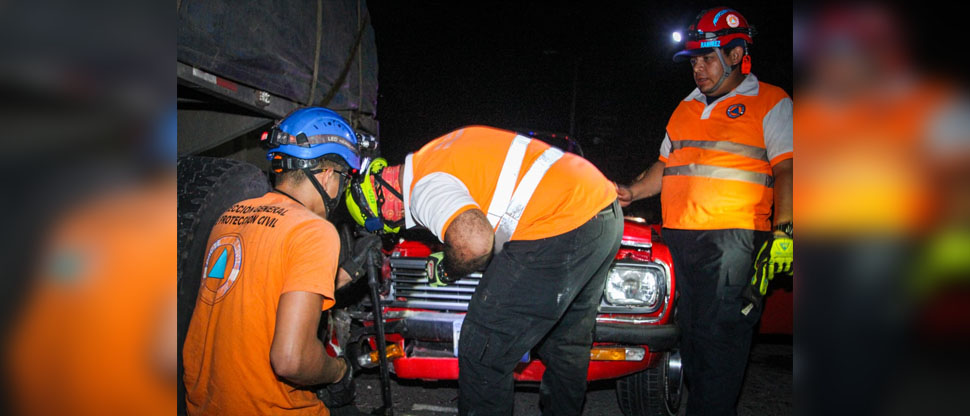 Rescatan con equipo hidráulico a mujer y hombre tras aparatoso choque con rastra