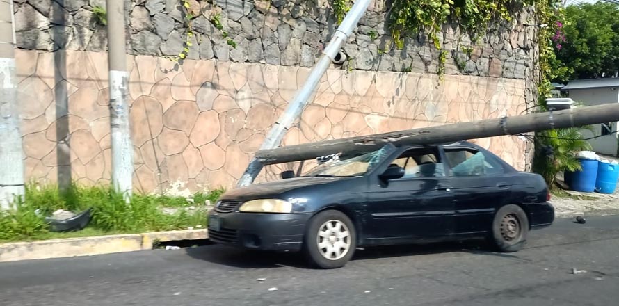 (VIDEO) Sedan choca con motociclista y derriba dos postes de telefonía en San Salvador
