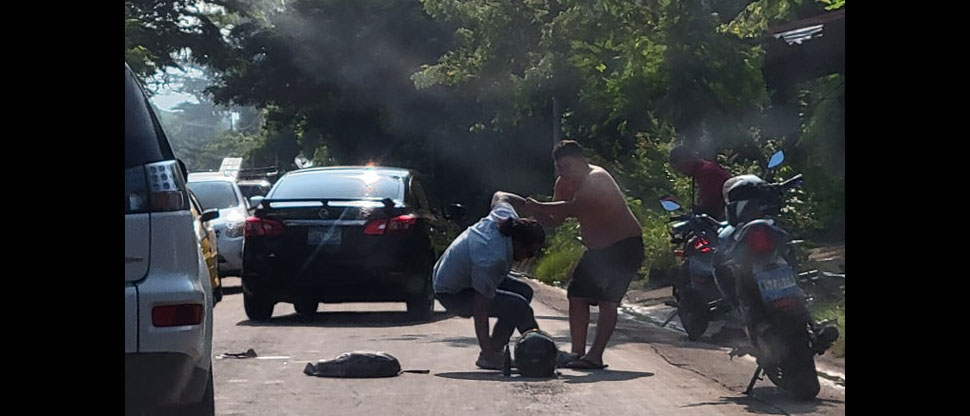 Motociclista sufre accidente después de feroz ataque de jauría de perros sueltos en San Miguel