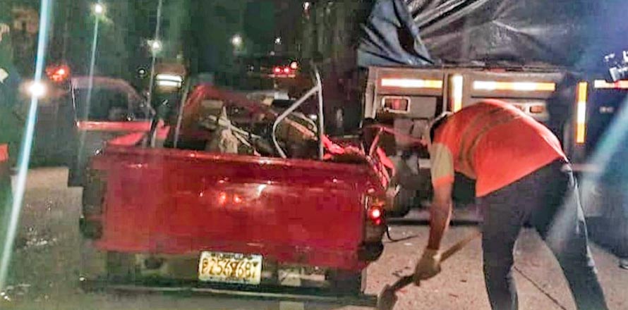 Pareja queda atrapada tras chocar contra la parte trasera de una rastra en Troncal del Norte