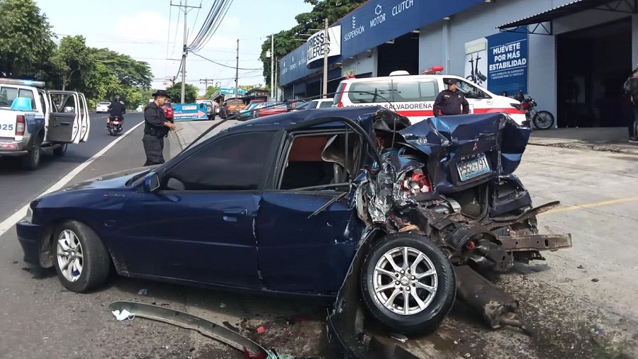 VIDEO: Cámaras de seguridad captan tremendo choque en Santa Ana