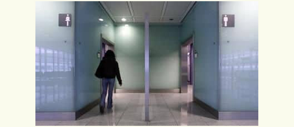 Descubre cámaras ocultas en baño de damas y lo despiden por reportarlo en México
