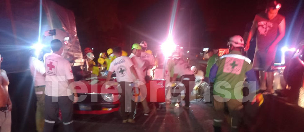 Liberan a personas tras quedar atrapadas al chocar auto en que se conducían contra una rastra estacionada